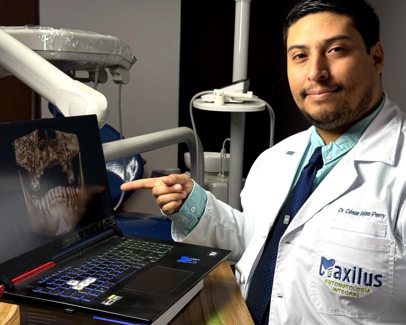 Dr. César Rojas Perry, Cirujano Dentista, mostrando una tomografía 3D en su consultorio Maxilus
